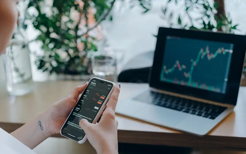 A phone and a laptop showing the same live numbers